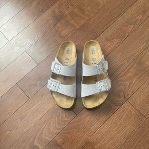 Birkenstock Arizona Two-Strap Slides in Light Gray/Mauve